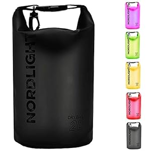 Nordlight Dry Bag 2L Wasserdichter Beutel - (Schwarz) Wasserdichter Packsack Mit Roll Top Verschluss Und Schultergurt | Schwimmen, Baden, Strand, Kanu, Stand Up Paddling, Tauchen 1 Schnorchelmasken 41XqgofM9KL. SS300 ✅ ANWENDUNG: Sie planen einen Ausflug aufs Wasser? Verstauen Sie Handy, Smartphone, Geldbeutel und Ausweis sicher im wasserdichten Outdoor Dry-Bag! Der Inhalt bleibt garantiert trocken. Und mit dem Karabinerhaken am Verschluss können Sie die Tasche auf sportlichen Wasserfahrten sicher befestigen.
✅ BESONDERHEITEN: Mit einem Volumen von 2 L, 5 L, 10 L oder 20 L können Sie Ihr Gepäck bequem verstauen. Die 5 L, 10 L und 20 L Taschen verfügen zusätzlich über einen praktischen Tragegurt. Aus hochwertiger, kratzfester PVC-Plane, die durch Heißversiegelung wasserdicht wird. Stylisch, kompakt und ultraleicht.
✅ LIEFERUMFANG: Robuster, wasserdichter Nordlight Trockensack mit Roll-Top-Verschluss und Clips, in verschiedenen Farben und Größen erhältlich: 2 L (25 x 18 x 18 cm, ohne Tragegurt), 5 L (34 x 29 x 29 cm, mit Tragegurt), 10 L (48 x 29 x 29 cm, mit Tragegurt), 20 L (56 x 37 x 37 cm, mit Tragegurt).