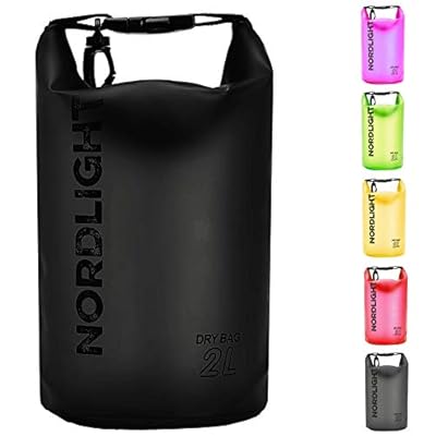 Nordlight Dry Bag 2L Wasserdichter Beutel - (Schwarz) Wasserdichter Packsack Mit Roll Top Verschluss Und Schultergurt | Schwimmen, Baden, Strand, Kanu, Stand Up Paddling, Tauchen 6 Schnorchelmasken 41XqgofM9KL. SS400 ✅ ANWENDUNG: Sie planen einen Ausflug aufs Wasser? Verstauen Sie Handy, Smartphone, Geldbeutel und Ausweis sicher im wasserdichten Outdoor Dry-Bag! Der Inhalt bleibt garantiert trocken. Und mit dem Karabinerhaken am Verschluss können Sie die Tasche auf sportlichen Wasserfahrten sicher befestigen.
✅ BESONDERHEITEN: Mit einem Volumen von 2 L, 5 L, 10 L oder 20 L können Sie Ihr Gepäck bequem verstauen. Die 5 L, 10 L und 20 L Taschen verfügen zusätzlich über einen praktischen Tragegurt. Aus hochwertiger, kratzfester PVC-Plane, die durch Heißversiegelung wasserdicht wird. Stylisch, kompakt und ultraleicht.
✅ LIEFERUMFANG: Robuster, wasserdichter Nordlight Trockensack mit Roll-Top-Verschluss und Clips, in verschiedenen Farben und Größen erhältlich: 2 L (25 x 18 x 18 cm, ohne Tragegurt), 5 L (34 x 29 x 29 cm, mit Tragegurt), 10 L (48 x 29 x 29 cm, mit Tragegurt), 20 L (56 x 37 x 37 cm, mit Tragegurt).