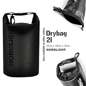 Nordlight Dry Bag 2L Wasserdichter Beutel - (Schwarz) Wasserdichter Packsack Mit Roll Top Verschluss Und Schultergurt | Schwimmen, Baden, Strand, Kanu, Stand Up Paddling, Tauchen 2 Schnorchelmasken 41YaG29A%2BnL. SS300 ✅ ANWENDUNG: Sie planen einen Ausflug aufs Wasser? Verstauen Sie Handy, Smartphone, Geldbeutel und Ausweis sicher im wasserdichten Outdoor Dry-Bag! Der Inhalt bleibt garantiert trocken. Und mit dem Karabinerhaken am Verschluss können Sie die Tasche auf sportlichen Wasserfahrten sicher befestigen.
✅ BESONDERHEITEN: Mit einem Volumen von 2 L, 5 L, 10 L oder 20 L können Sie Ihr Gepäck bequem verstauen. Die 5 L, 10 L und 20 L Taschen verfügen zusätzlich über einen praktischen Tragegurt. Aus hochwertiger, kratzfester PVC-Plane, die durch Heißversiegelung wasserdicht wird. Stylisch, kompakt und ultraleicht.
✅ LIEFERUMFANG: Robuster, wasserdichter Nordlight Trockensack mit Roll-Top-Verschluss und Clips, in verschiedenen Farben und Größen erhältlich: 2 L (25 x 18 x 18 cm, ohne Tragegurt), 5 L (34 x 29 x 29 cm, mit Tragegurt), 10 L (48 x 29 x 29 cm, mit Tragegurt), 20 L (56 x 37 x 37 cm, mit Tragegurt).