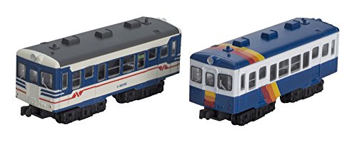 B Train Shorty Kiha 52 form Iiyama color + Niigata color ( two-car diesel train entering)