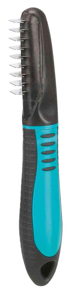 Trixie Fur Detangler with curved teeth