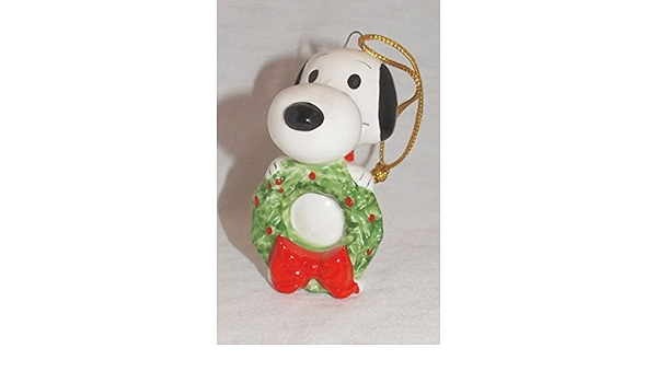 Amazon Com Determined 1975 Vintage Peanuts Ceramic Snoopy Holding Wreath Christmas Ornament Home Kitchen