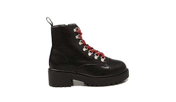 botas negras con cordones rojos