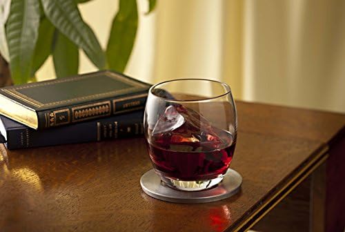 グラス入りの赤玉スイートワインと洋書が置かれた木のテーブル