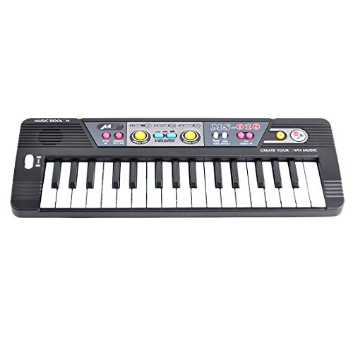 piano de niña con microfono