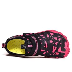 BAOLESEM Barfussschuhe Kinder Badeschuhe Jungen Mädchen Barfußschuhe Aquaschuhe Wasserschuhe Schnell Trocknend Strandschuhe Sport rutschfest 3 Schnorchelmasken Obermaterial: Elastisches Mesh + 3D-Offsetdruck. Schnelltrockende und atmungsaktiv, nicht stickig.
Innenmaterial: Mesh + Wabenloch EVA - Elastisch, abnehmbar, atmungsaktiv, schnelltrocknend und weich.
Sohle: Gummi. Die Schuhe Sohle besteht aus hochwertigem Gummi Material, das rutschfest, verschleißfest und weich. Schützt die Füße vor Seeigel im Meer.
Verschluss: Schnellverschluss
Absatzhöhe: 1 cm
Absatzform: Flach
Materialzusammensetzung: Hochwertigem Waterproof+Strapazierfähige Gummi Anti-Rutsch-Sohle.
Schuhweite: Schmal