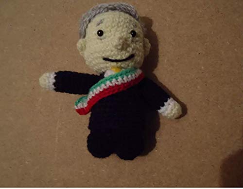 muñeco de peluche amlo