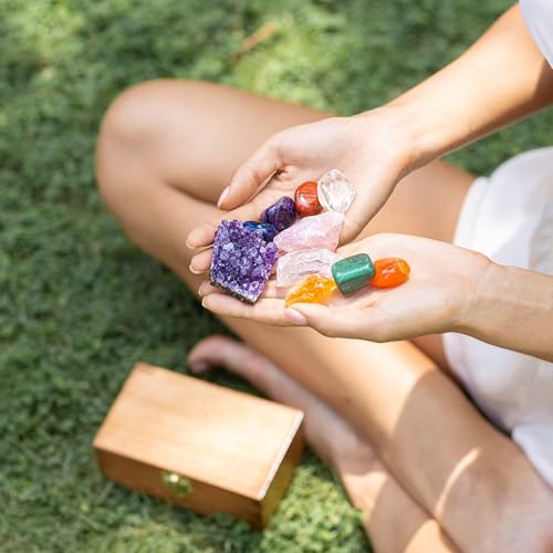 Chakra Crystals and Healing Stones Set with Wooden Gift Box, Includes 7 Tumbled Gemstones, Amethyst Crystal, Rose Quartz, Quartz Crystal Point, Stone Guide, Ideal for Beginners, Meditation, Yoga