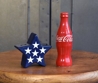 Amazon Com Set Of Ceramic Coca Cola Americana Salt Pepper Home