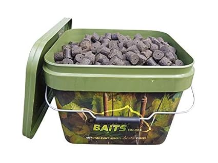 Blood & Meat Halibut PELLETS 20mm 7,5Kg im 10L Camo Eimer