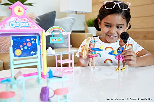 Barbie GHV80 - Club Chelsea Spielset mit Puppe und Schule, ca. 15 cm, blond, mit Accessoires, Spielzeug Geschenk für Kinder von 3 bis 7 Jahren – Bild 3