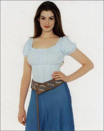 Amazon ブロマイド写真 アン ハサウェイ 日本未公開 魔法の国のプリンセス 白い服とブルーのスカート アイドル 芸能人グッズ 通販