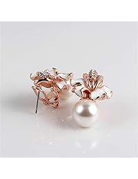 Kemstone aretes pasantes de flor de acrílico blanco, perlas sintéticas, con detalles de cristales, enchapado en oro rosa para mujer