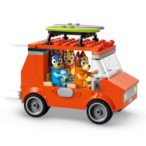 Bluey Excursión Familiar a la Playa de Bluey - 3 Minifiguras Inc. Bingo y Chilli - 2 Tablas de Surf, Castillo de Arena y Coche Construíble de Juguete - Regalo para Niñas y Niños de 4+ Años 11202