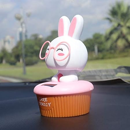 Amazon Dcb車の装飾首振りかわいいメガネウサギケーキ自動車デコレーション太陽光発電漫画のおもちゃの自動車のダッシュボードアクセサリー Blue ルームミラー用デコレーション 車 バイク