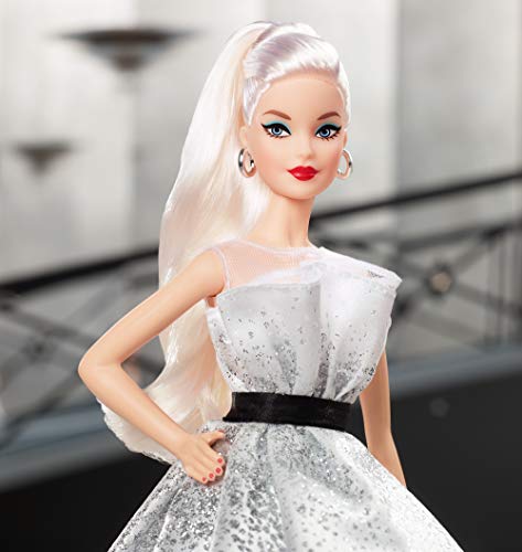 Barbie FXD88 Sammlerpuppe zum 60. Jubiläum, ca. 30 cm groß, blond, mit einem Kleid und einem Armband, die einem Diamanten nachempfunden sind – Bild 3