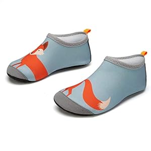 Schnorchelmasken 41ju9qhvnrL. SS300 Obermaterial: Polyester + Elasthan. Das Antikollision Zehenkappe Design reduziert Verletzungen durch Kollisionen. Besserer Schutz für Kinder füße.
Innenmaterial: Das Kinder Badeschuhe aus hochelastischem Stoff mit guter Atmungsaktivität und schneller Trocknung und hohem Tragekomfort ohne Verformungen.
Sohle: Gummi. Die weiche Gummisohle ist verschleißfest und rutschfest und schützt die Füße vor Verletzungen durch scharfe Gegenstände.