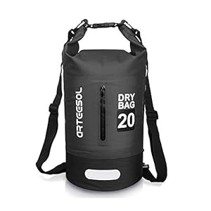 Schnorchelmasken 41kuCGy37TL. SS300 Mode und Praktisch - Die wasserdichte Tasche ist ist die neueste Version auf dem Markt. Spezielle Verbundmaterialien, schlank und leicht, aber robust und langlebig. Neueste Heißpresstechnologie für mehr Ausdauer. Verweigern undicht, Müll brechen. Machen Sie es zu Ihrem, sparen Sie Geld und genießen Sie Bootfahren, Schwimmen und Kajakfahren, ohne sich jemals wieder um Ihr Hab und Gut zu sorgen! Der Arteesol wasserfester Beutel ist das ideale Zubehör für Ihr nächstes Abenteuer.
Super Design das weiche wasserdicht PVC Material, klare Mode -Textur, mit einfachem Styling. Egal wo du bist, es ist eine besser Wahl für dich, dein edles Temperament zu enthüllen. Gehen Sie niemals aus der Mode. Verstellbare doppelte Schulterriemen und Langer Tragegurte für vielseitige Tragemöglichkeiten.
Größe und Farbe - Zur Auswahl stehen 4 Farben und folgende Größen: 5l 10l 20l 30l; und 4 verschiedene Farben schwarz grau orange und gelb je nach Bedarf für kleine oder große Reisen geeignet oder einfach wenn Du mit dem Fahrrad oder BOOT zur Reisen fährst, schützt die wasserfeste Tasche Deine Wertsachen vor Nässe, Staub, Schnee und Schmutz.