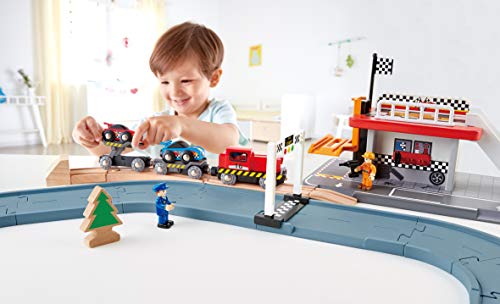 Hape Eisenbahn Rennwagen-Transporter, Frachtzug ab 3 Jahren, Eisenbahn – Bild 4