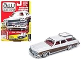Auto World 1975 Buick Estate Wagon Sand Gloss White Woodgrain Muscle Wagons Limited Edition to 4,800 Pieces Worldwide 1/64 Diecast Model Car 64192/AWSP013B