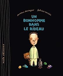 Un  bonhomme dans le rideau