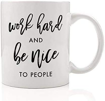 Amazon Co Jp 一生懸命働き 人に優しくするコーヒーマグカップ11オンスの同僚が格言のあるドリンクウェアを提示し 友人oh0033に新しい従業員の仕事のギフトを盛り上げる ホーム キッチン