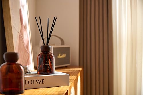 Lyqora Kyoto Noir Room Fragrance Sticks 200 ml Premium Reed Diffuser - Room Perfume Long-Lasting Air Freshener Home Decoration Aesthetic for Living Room, Bedroom, Bathroom, Elegant Gift Idea | Luxus Raumduft im edlen Amberglas mit Holzdeckel. Elegante Noten von Moschus & Amber für ein luxuriöses Premium Ambiente