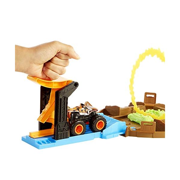 Hot Wheels Monster Trucks Stunt Tire Play Set Opens to Reveal Arena with Launcher, 1 Hot Wheels 1:64 Scale Car & 1…