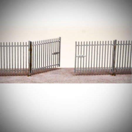 Scale Model Scenery LX092-OO Security Gates & Posts (Pack of 6) - Model Railway Accessories - Accessory - Adult - 6 pairs of palisade style security gates and posts