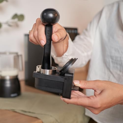 Juno Cafetera semiautomática con molinillo integrado y pantalla táctil | Café en grano recién molido sin cápsulas | Compacta, intuitiva y fácil de limpiar | Color negro