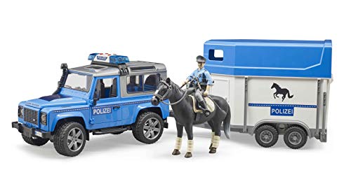bruder 02588 - Land Rover Defender Polizeifahrzeug, Pferdeanhänger, 1 Pferd, 1 Polizist, Light & Sound Modul - 1:16 Jeep Pick-up Geländewagen bworld Ordnungshüter Wachtmeister Spielzeug