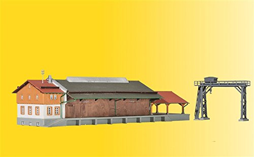 Z Scale Shed w/Crane & Ramp