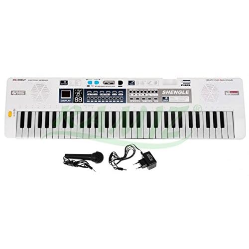piano de niña con microfono