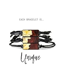 Madera tallada y pulsera de resina.