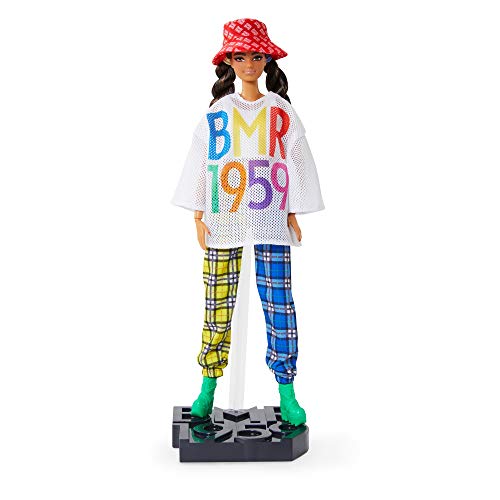 Barbie GNC48 - vollbewegliche Modepuppe (braune Haare, ca. 30 cm), mit Mesh-T-Shirt, Karierter Jogginghose und Bucket Hat, ab 6 Jahren – Bild 6