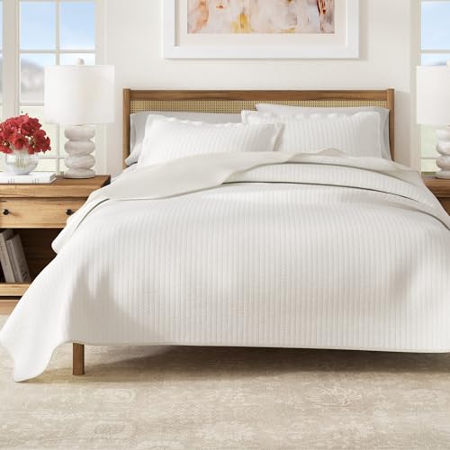Great Bay Home 2-Piece Detailed Channel Stitch Quilt Set with Shams. White Twin Quilt Set, All Season Bedspread Quilt Set, Alicia Collection (Twin, White)