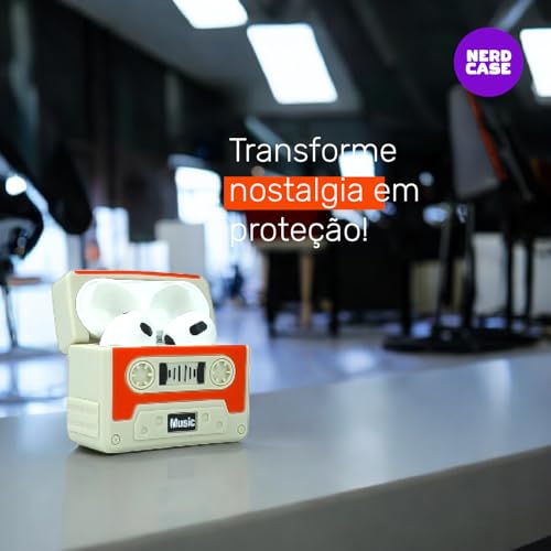 Capa Protetora Nerdcase Compatível com AirPods 4, Fita Cassete, Bege e Laranja