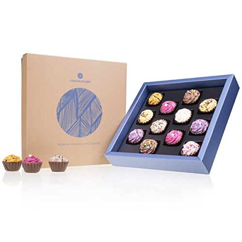 CHOCOLISSIMO - Schokolade Geschenk - 12 handgemachte Cupcake Luxus Pralinen in edler Verpackung, Sonderedition Süßes aus der Confiserie - zu Weihnachten, Valentinstag, für Frau, Mann - Square Maxi