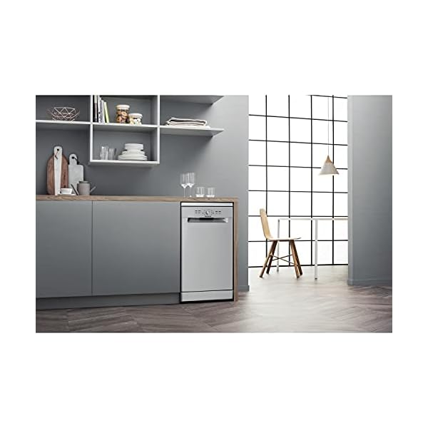 Hotpoint Aquarius Slimline Freestanding Dishwasher - Silver