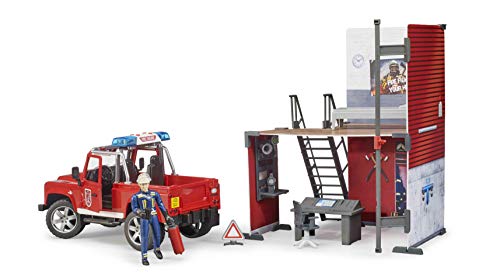 bruder 62701 - bworld Feuerwehrstation mit Land Rover Devender, Feuerwehrmann, Light & Sound Modul - 1:16 Einsatzfahrzeug, Feuerwehrauto, Notruf, Einsatzzentrale, Rettungsfahrzeug, Figur