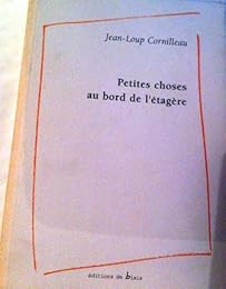 Petites choses au bord de l'étagère