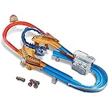 Hot Wheels Monster Trucks Scorpion Raceway Boosted Set with Monster Truck car and Giant Scorpion Nemesis, Multi (GTL33)