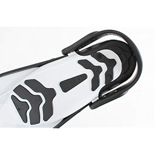 Schnorchelmasken 41v%2BdI sekL. SS300 Kurze Flossen eignen sich perfekt zum Schnorcheln im Meer und zum Schwimmen im Schwimmbad; sie sind flexibel und stark, so dass aus jedem Flossenschlag das Beste herausgeholt werden kann.
Offenes und ergonomisch gestaltetes Fußteil aus weichem Gummi, das die Fußzehen gut aufnimmt. Der Riemen lässt sich in 6 Positionen verstellen und hat eine verstärkter Ferse, so dass die Flosse fest am Fuß sitzt und man beim Vorschub nicht das Gefühl hat, den Schub zu verlieren.
Die Kurzschaufel der Schwimmflossen Seac Vela OH ist mit Rillen versehen, die den Wasserabfluss verbessern, sowie mit Sicherheits-Gummikanten gegen Stöße