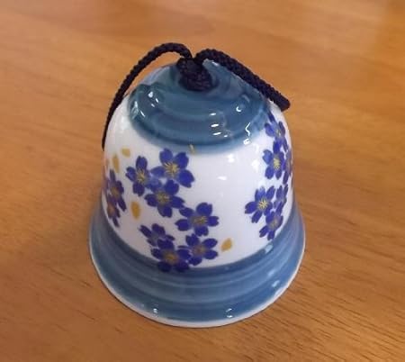 Amazon 癒し風鈴チリーンリン ブルー桜 絵柄呉須巻き 節電にも 日本の情緒 風情があります 有田焼 伊万里焼 時計玩具 キャラクター時計 おもちゃ