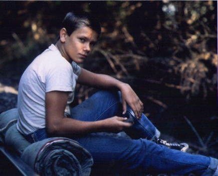 Amazon ブロマイド写真 スタンド バイ ミー リバー フェニックス カラー 線路わきに座る アイドル 芸能人グッズ 通販 Amazon ブロマイド写真 スタンド バイ ミー リバー フェニックス カラー 線路わきに座る アイドル 芸能人グッズ 通販