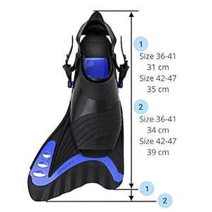 Khroom® Flossen Erwachsene mit gelenkschonendem Design | Gr.36-47 | Schnorchelflossen kurz mit Tasche zum umhängen | verstellbare Schwimmflossen | Kurzflossen zum Schwimmen Flossen kurz (S/M 36-41) 6 Schnorchelmasken 41vrRgv8iRL. SS300 Die Gestaltung der Kurzflossen ermöglicht einen natürlichen Fußschlag beim Schwimmen & reduziert deutlich die Belastung auf Knie & Gelenke.
Die Fußmuschel mit verstellbarem Fersenband kombiniert die geschlossene und verstellbare Ferse. Kein Verrutschen oder Verlieren der Flossen mehr. Justiere deine Schwimmflossen nach deinen Bedürfnissen. Universell für Erwachsene & Kinder
In Punkto Verarbeitung & Qualität steht den Schwimmflossen nichts nach. Kein minderwertiges schweres Silikon wie Vergleichsprodukte.