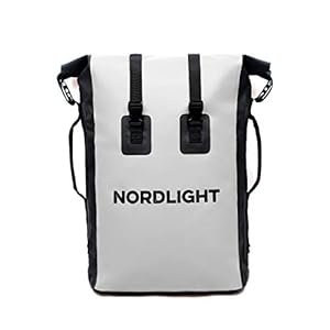 Nordlight Wasserdichter Rucksack Dry Bag 35l - Roll Top Rucksack mit gepolstertem Tragegurt, wasserdichte Tasche für Wassersport, Fahrrad Rucksack, Kurierrucksack, Trekking, Angeln 1 Schnorchelmasken 41wF9eqmWkL. SS300 ✅ ANWENDUNG: Ideal für die Stadt oder die Natur: Der wasserdichte Dry Bag Rucsack mit 35L Fassungsvermögen ist ein echter Allrounder und schützt Ihre Gegenstände zuverlässig vor Feuchtigkeit.
✅ 100% WASSERDICHT: Hier bleibt alles trocken! Für garantierten Schutz vor Wasser, Sand und Schmutz, roll den Verschluss 3-4 Mal ein und schnalle die Clips zusammen. Für noch mehr Tragekomfort, verstellen Sie die Schultergurte und verwenden Sie den Brustverschluss.
✅ ROBUST & LANGLEBIG: Hochwertiges 520D TARPAULIN PVC und Nylon machen diesen Drybag nicht nur wasserdicht, sondern auch extrem robust. Dieser Rucksack ist universell einsetzbar und hält so ziemlich alles aus - wir haben ihn ausgiebig getestet und sind von seiner Qualität mehr als überzeugt!