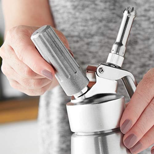 RuneSol® Home Whipper Siphon à crème chantilly professionnel avec 3 douilles en acier inoxydable. Siphons compatible avec les cartouches N20 (non inclus) - Cuisine A Vivre RuneSol® Home Whipper Siphon à crème chantilly professionnel avec 3 douilles en acier inoxydable. Siphons compatible avec les cartouches N20 (non inclus)