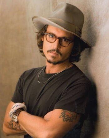 Amazon ブロマイド写真 ジョニー デップ 帽子と眼鏡で腕を組む アイドル 芸能人グッズ 通販