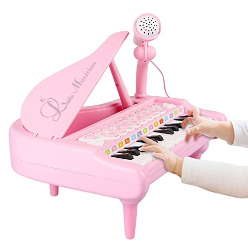 piano de niña con microfono